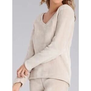 Ugg Size M V-Neck Fleece Sweatshirt in a creamy,is made from a super soft fluffy